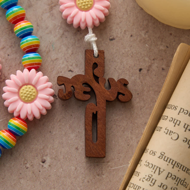 Christianartworkshop Chapelet enfant à rayures arc-en-ciel avec nœuds en forme de marguerite rose et croix de Jésus - image 6