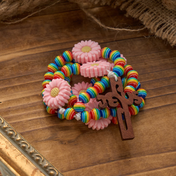 Christianartworkshop Chapelet enfant à rayures arc-en-ciel avec nœuds en forme de marguerite rose et croix de Jésus - image 4