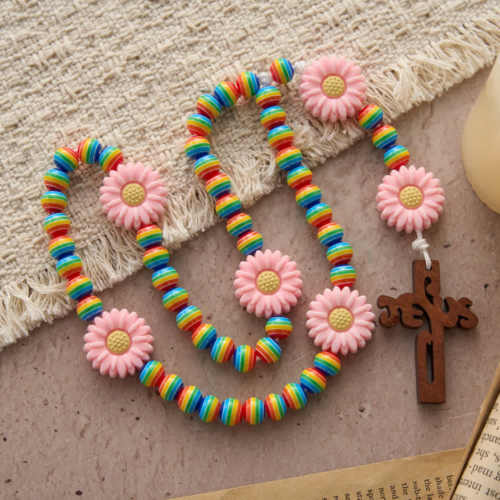 Christianartworkshop Chapelet enfant à rayures arc-en-ciel avec nœuds en forme de marguerite rose et croix de Jésus - image 3
