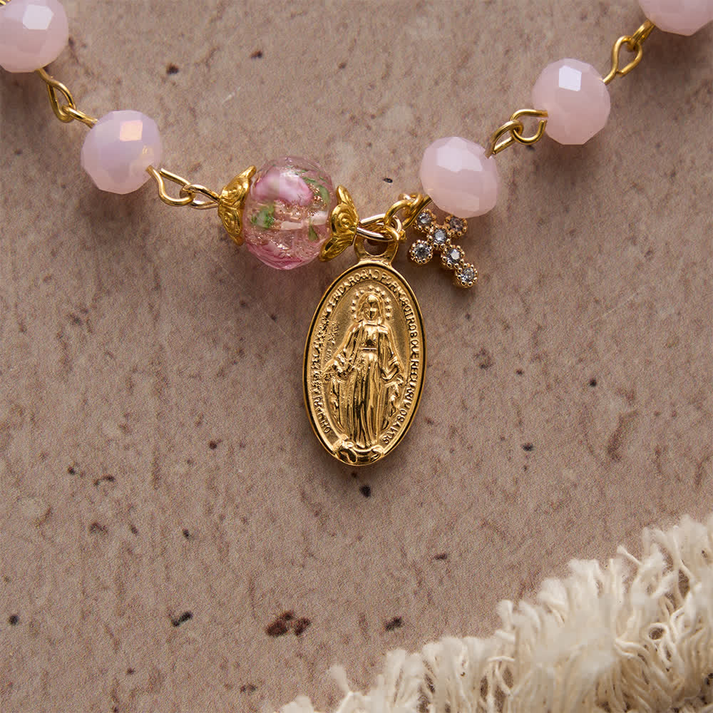 Christianartworkshop Bracelet dévotionnel en cristal rose pâle orné d'une médaille et d'une croix de la Vierge Marie - image 6