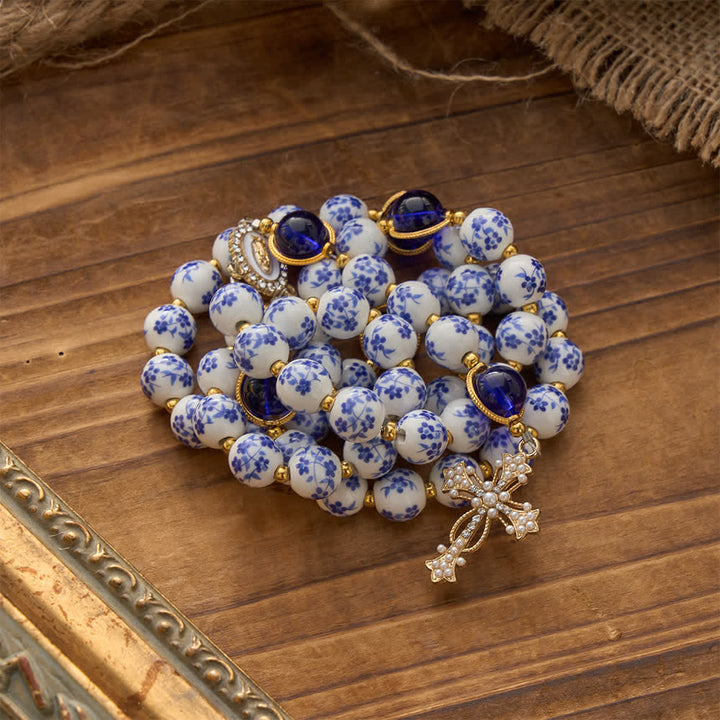 Christianartworkshop Chapelet en céramique bleu et blanc à motifs floraux, orné d'une élégante dévotion mariale - image 4