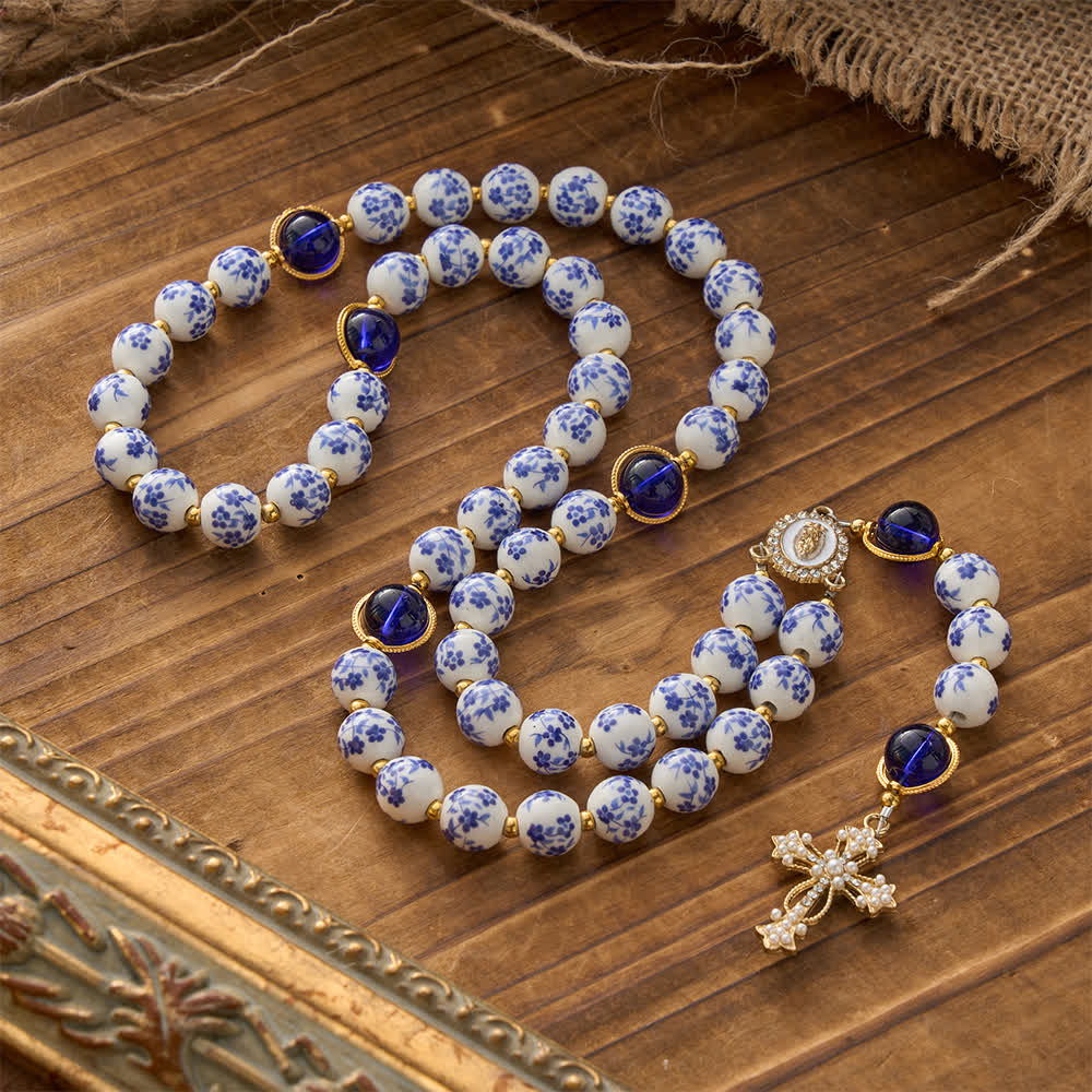 Christianartworkshop Chapelet en céramique bleu et blanc à motifs floraux, orné d'une élégante dévotion mariale - Notre-Dame et la Croix - image 0