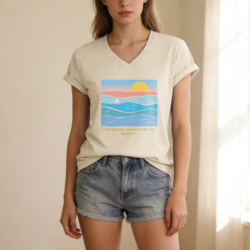 Christianartworkshop Même le vent et les vagues lui obéissent (Marc 4:41) T-shirt décontracté à col en V avec motif coucher de soleil sur l'océan - image 1