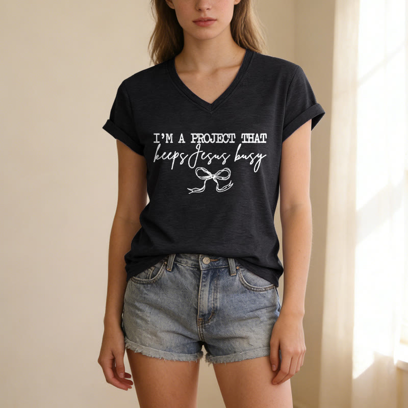 Christianartworkshop Je suis un projet qui occupe Jésus - T-shirt décontracté à col en V avec inscription « Bow Script » - image 13