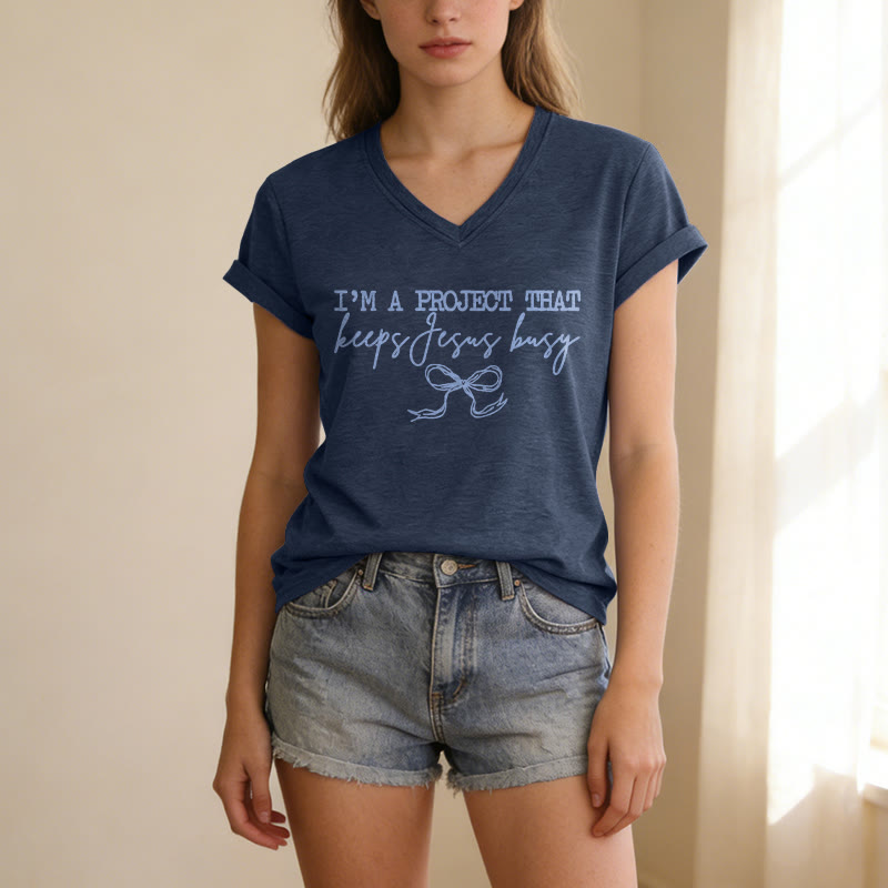 Christianartworkshop Je suis un projet qui occupe Jésus - T-shirt décontracté à col en V avec inscription « Bow Script » - image 5