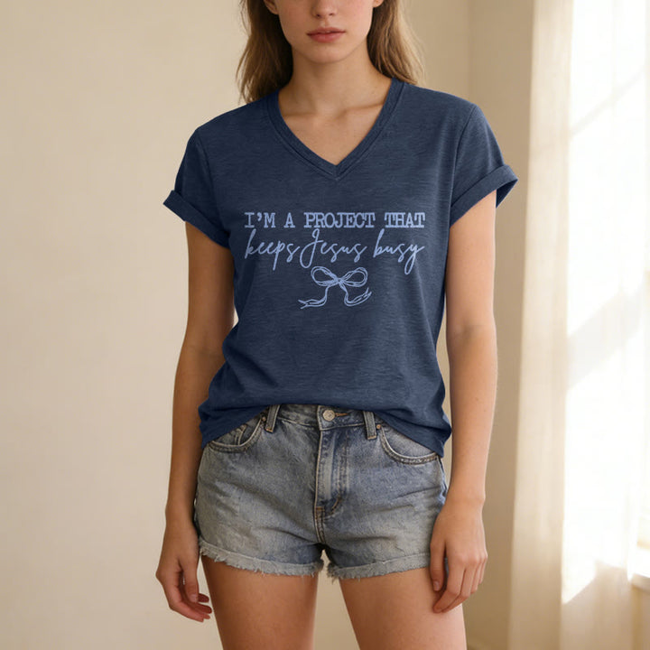 Christianartworkshop Je suis un projet qui occupe Jésus - T-shirt décontracté à col en V avec inscription « Bow Script » - image 5