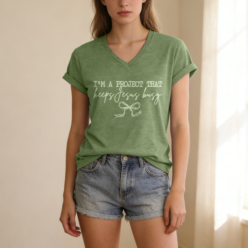 Christianartworkshop Je suis un projet qui occupe Jésus - T-shirt décontracté à col en V avec inscription « Bow Script » - image 17