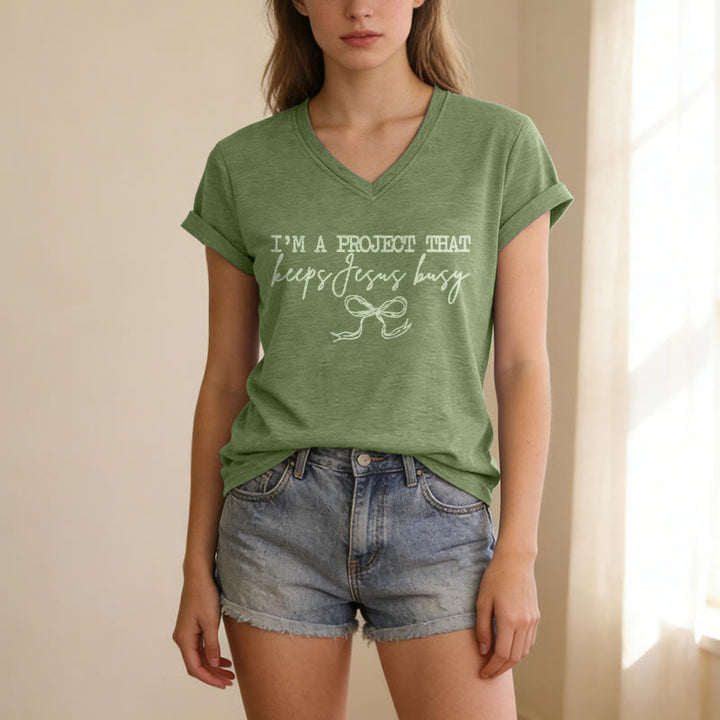 Christianartworkshop Je suis un projet qui occupe Jésus - T-shirt décontracté à col en V avec inscription « Bow Script » - image 17