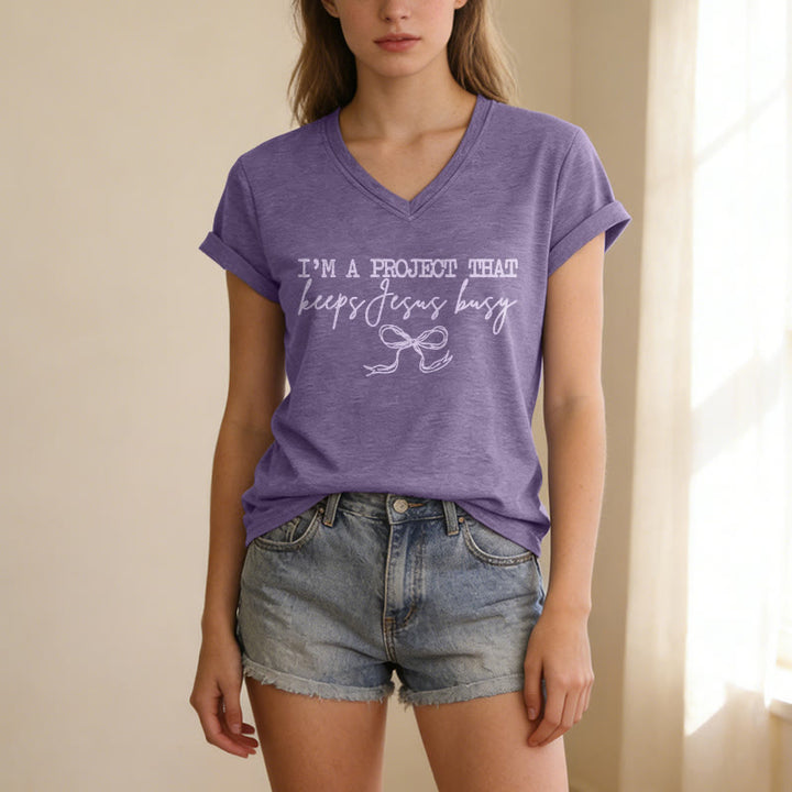 Christianartworkshop Je suis un projet qui occupe Jésus - T-shirt décontracté à col en V avec inscription « Bow Script » - image 3