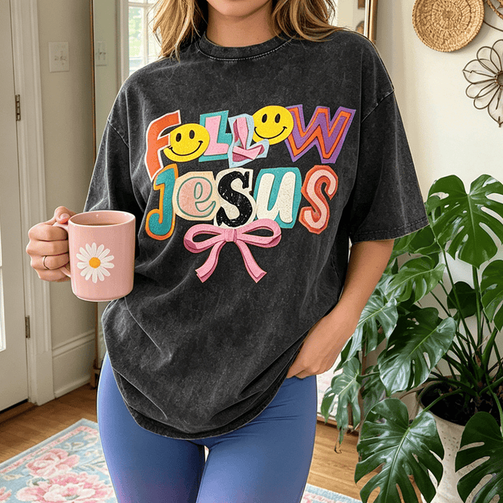 Christianartworkshop T-shirt unisexe délavé avec inscription « Follow Jesus Smile Bow Color Block Letter » - image 0