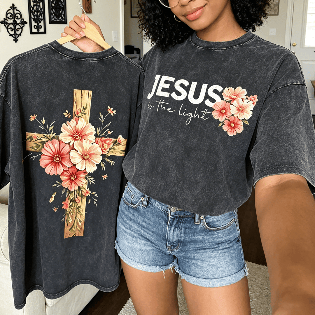 Christianartworkshop T-shirt unisexe délavé avec motif floral et croix double face « Jésus est la lumière » - image 0