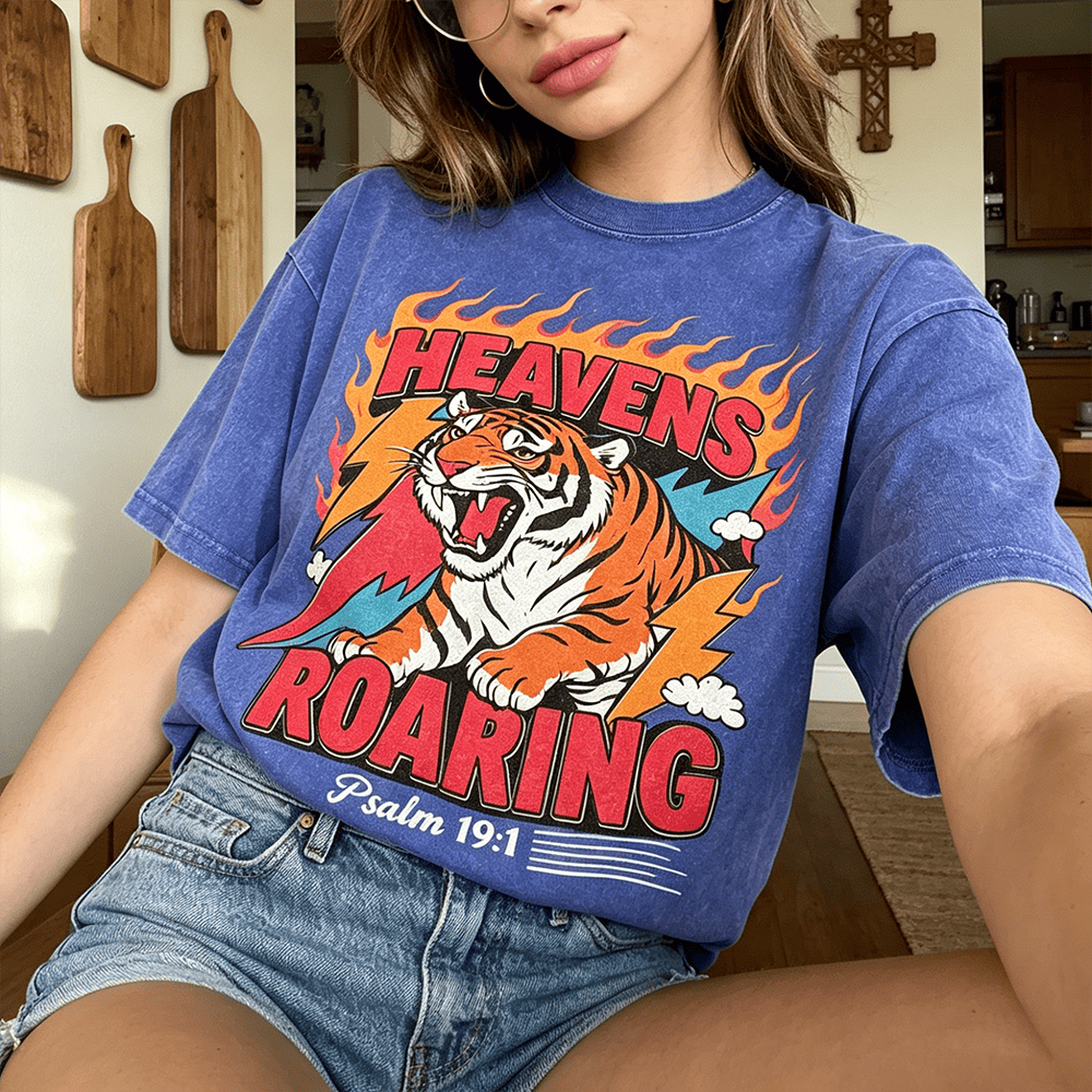 Christianartworkshop T-shirt unisexe rétro délavé « Tigre rugissant des cieux, flamme et éclair, Psaume 19:1 » - image 0