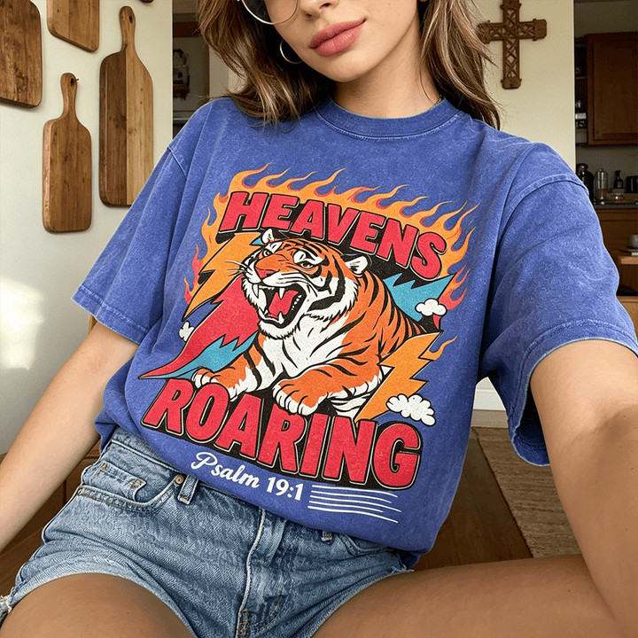 Christianartworkshop T-shirt unisexe rétro délavé « Tigre rugissant des cieux, flamme et éclair, Psaume 19:1 » - image 0