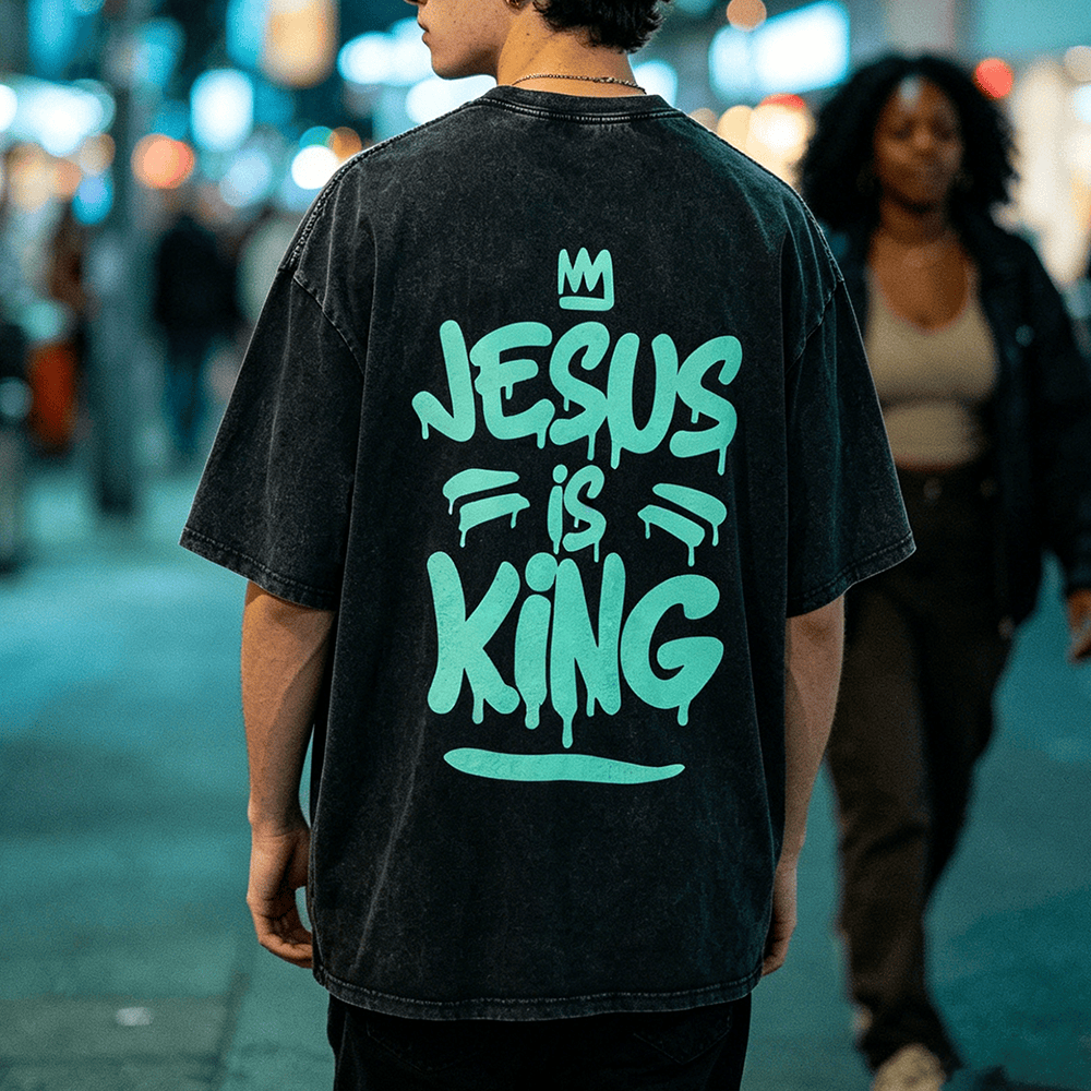 Christianartworkshop T-shirt unisexe vintage délavé avec imprimé couronne graffiti « Jésus est roi » au dos - image 0