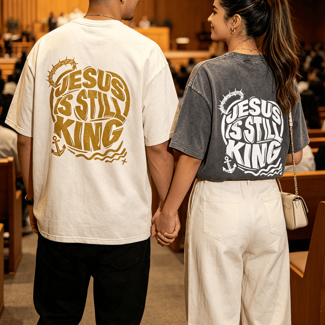 Christianartworkshop T-shirt unisexe vintage délavé avec imprimé « Jésus est toujours roi », couronne d'épines et ancre. - image 0