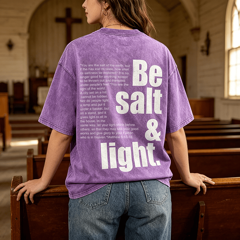 Christianartworkshop T-shirt unisexe délavé avec verset biblique « Sel et Lumière » en gros et petit caractères contrastés au dos. - image 0