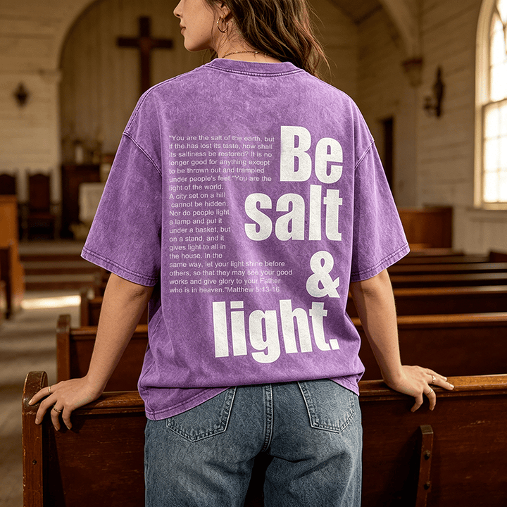 Christianartworkshop T-shirt unisexe délavé avec verset biblique « Sel et Lumière » en gros et petit caractères contrastés au dos. - image 0