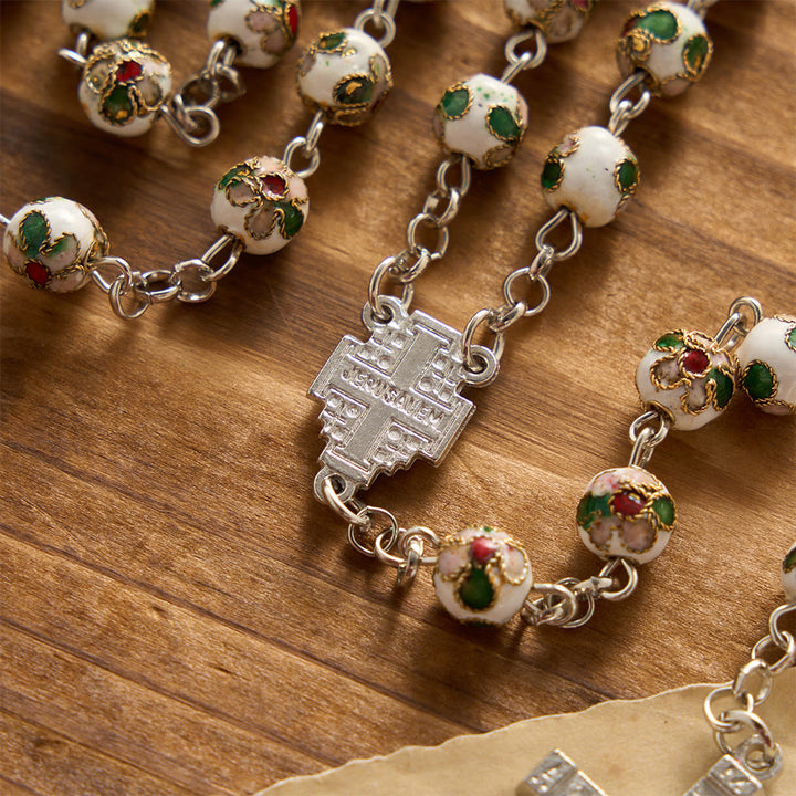 Christianartworkshop Crucifix Croix de Jérusalem en cloisonné floral blanc, chapelet de prière : emblème de la grâce divine qui protège intemporellement - image 3