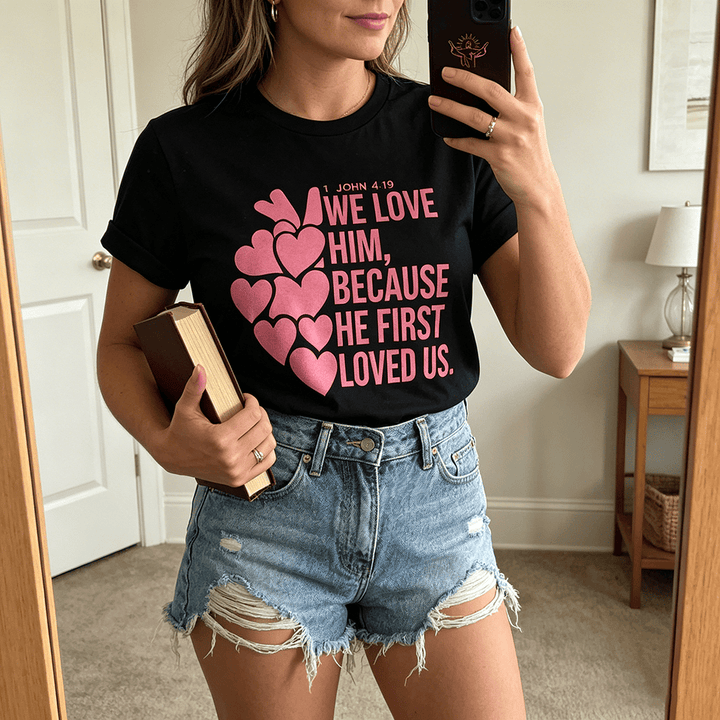 Christianartworkshop T-shirts à col rond pour femmes, imprimés en gras avec un cœur et le verset 1 Jean 4:19 (double face). - image 1