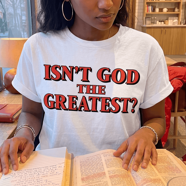 Christianartworkshop Isn’t God The Greatest ? Pulls à col rond pour femmes avec imprimé à empattements contrastés et audacieux - image 0