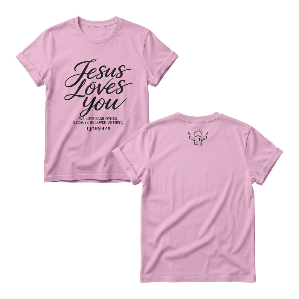 Christianartworkshop T-shirt à col rond pour femme « Jésus t’aime » (écriture cursive fluide, 1 Jean 4 : 19, petit motif de croix et de couronne sur le devant) - Rose - 4XL - image 5