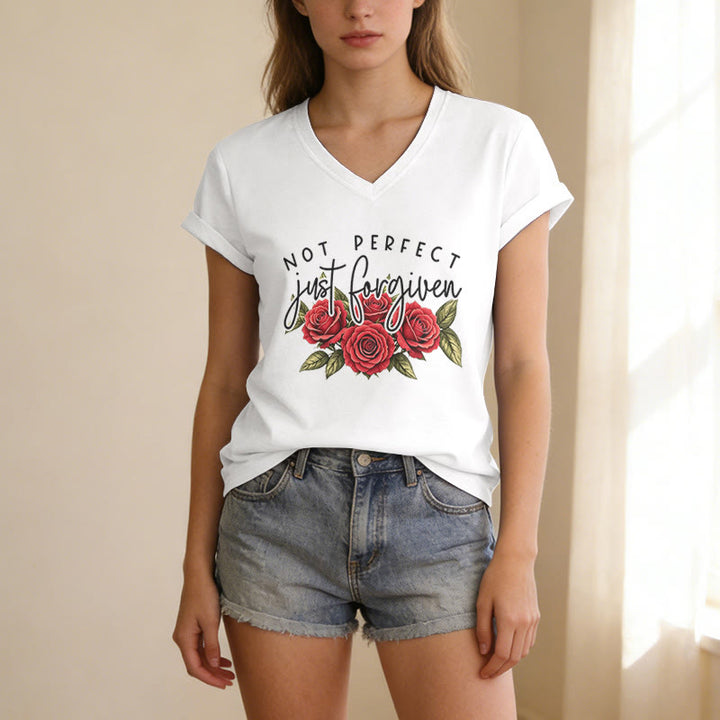 Christianartworkshop T-shirt décontracté à col en V avec motif floral « Pas parfait, juste pardonné » et bouquet de roses rouges à double police. - image 21