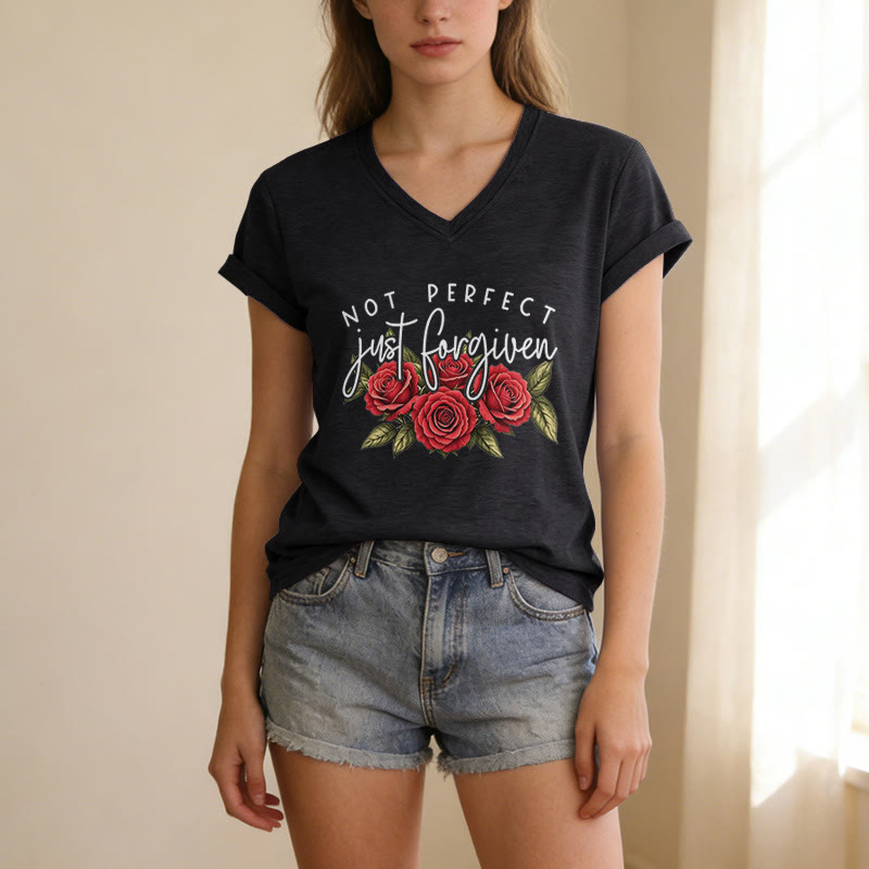 Christianartworkshop T-shirt décontracté à col en V avec motif floral « Pas parfait, juste pardonné » et bouquet de roses rouges à double police. - image 3