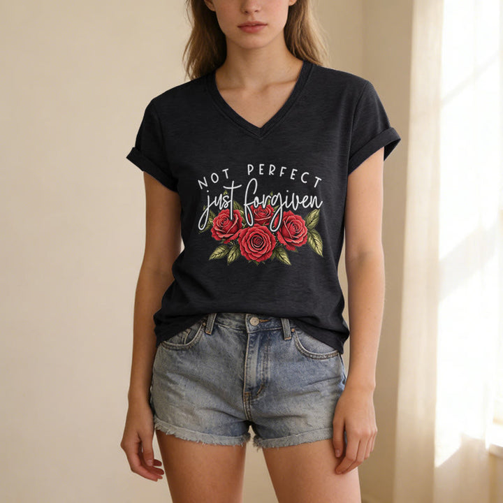Christianartworkshop T-shirt décontracté à col en V avec motif floral « Pas parfait, juste pardonné » et bouquet de roses rouges à double police. - image 3