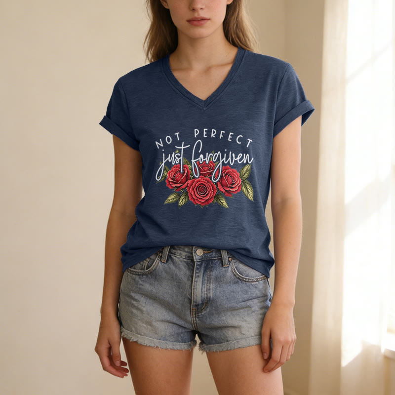 Christianartworkshop T-shirt décontracté à col en V avec motif floral « Pas parfait, juste pardonné » et bouquet de roses rouges à double police. - image 11
