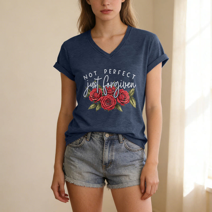 Christianartworkshop T-shirt décontracté à col en V avec motif floral « Pas parfait, juste pardonné » et bouquet de roses rouges à double police. - image 11