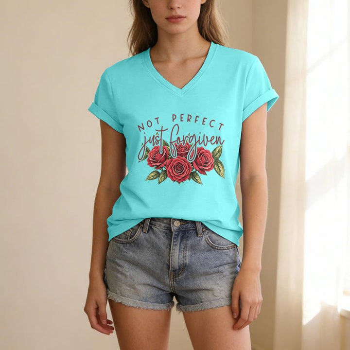 Christianartworkshop T-shirt décontracté à col en V avec motif floral « Pas parfait, juste pardonné » et bouquet de roses rouges à double police. - image 23