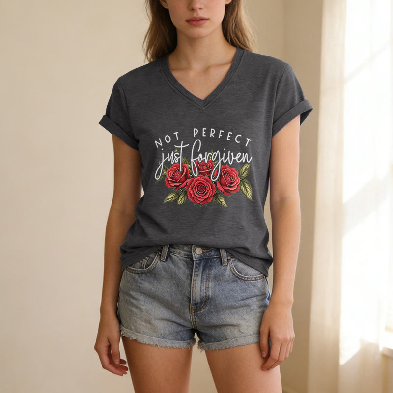 Christianartworkshop T-shirt décontracté à col en V avec motif floral « Pas parfait, juste pardonné » et bouquet de roses rouges à double police. - image 9