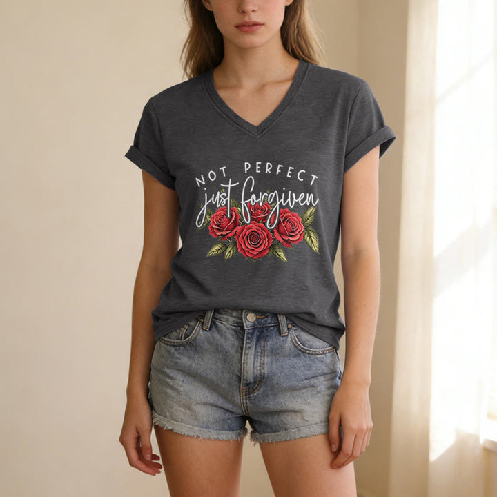 Christianartworkshop T-shirt décontracté à col en V avec motif floral « Pas parfait, juste pardonné » et bouquet de roses rouges à double police. - image 9