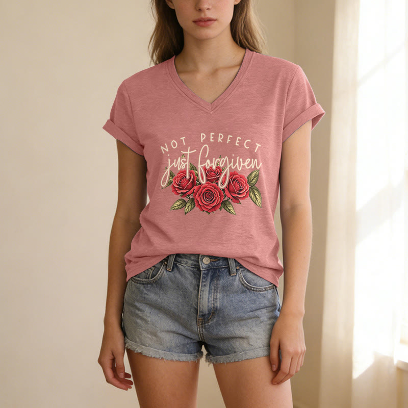 Christianartworkshop T-shirt décontracté à col en V avec motif floral « Pas parfait, juste pardonné » et bouquet de roses rouges à double police. - image 15