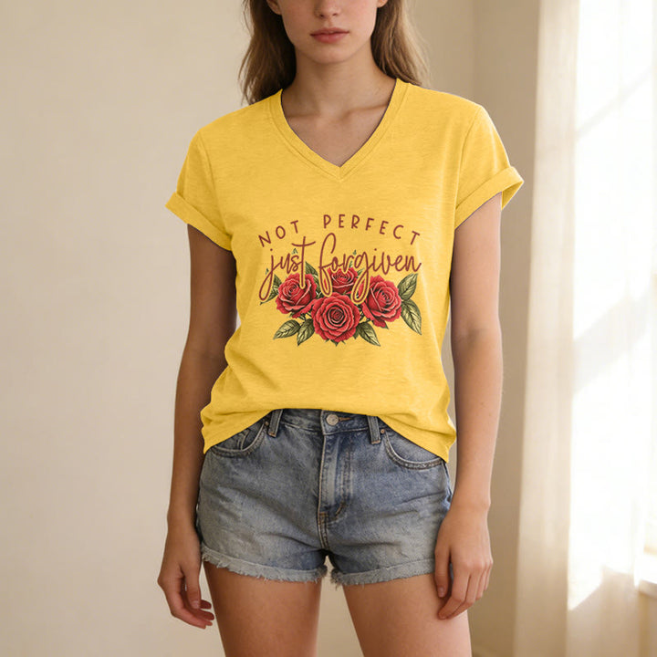 Christianartworkshop T-shirt décontracté à col en V avec motif floral « Pas parfait, juste pardonné » et bouquet de roses rouges à double police. - image 17