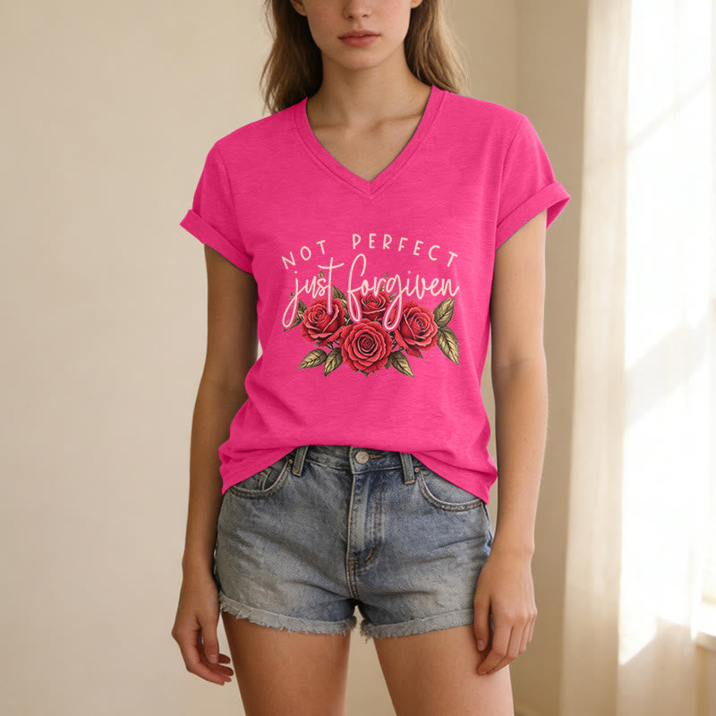 Christianartworkshop T-shirt décontracté à col en V avec motif floral « Pas parfait, juste pardonné » et bouquet de roses rouges à double police. - image 13