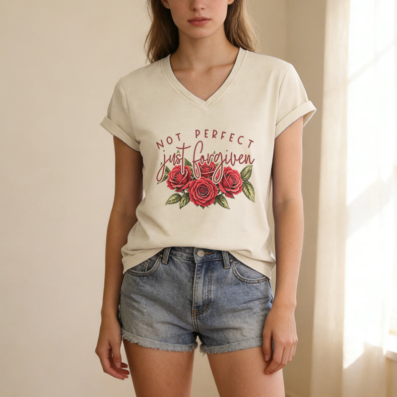 Christianartworkshop T-shirt décontracté à col en V avec motif floral « Pas parfait, juste pardonné » et bouquet de roses rouges à double police. - image 1