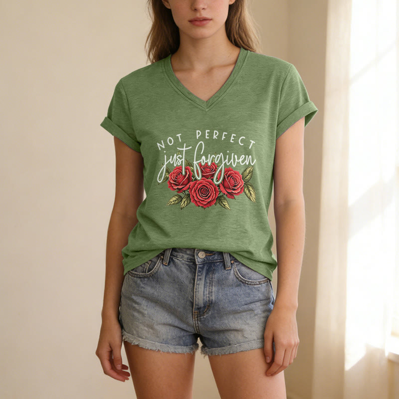 Christianartworkshop T-shirt décontracté à col en V avec motif floral « Pas parfait, juste pardonné » et bouquet de roses rouges à double police. - image 19