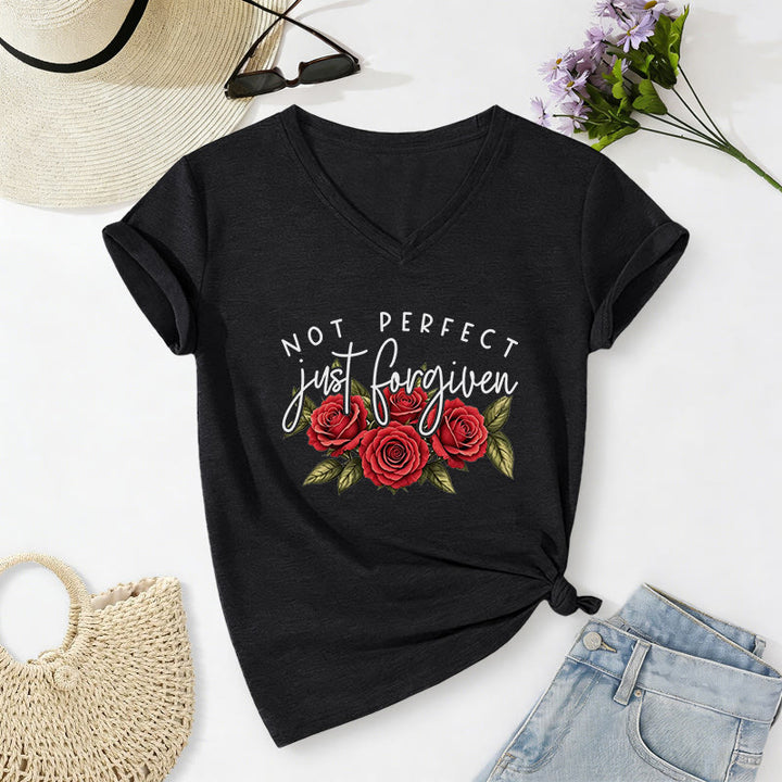 Christianartworkshop T-shirt décontracté à col en V avec motif floral « Pas parfait, juste pardonné » et bouquet de roses rouges à double police. - Noir - 2XL - image 2