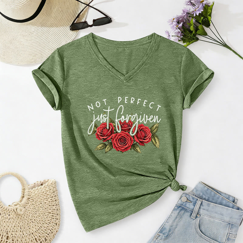 Christianartworkshop T-shirt décontracté à col en V avec motif floral « Pas parfait, juste pardonné » et bouquet de roses rouges à double police. - Vert olive - 2XL - image 18