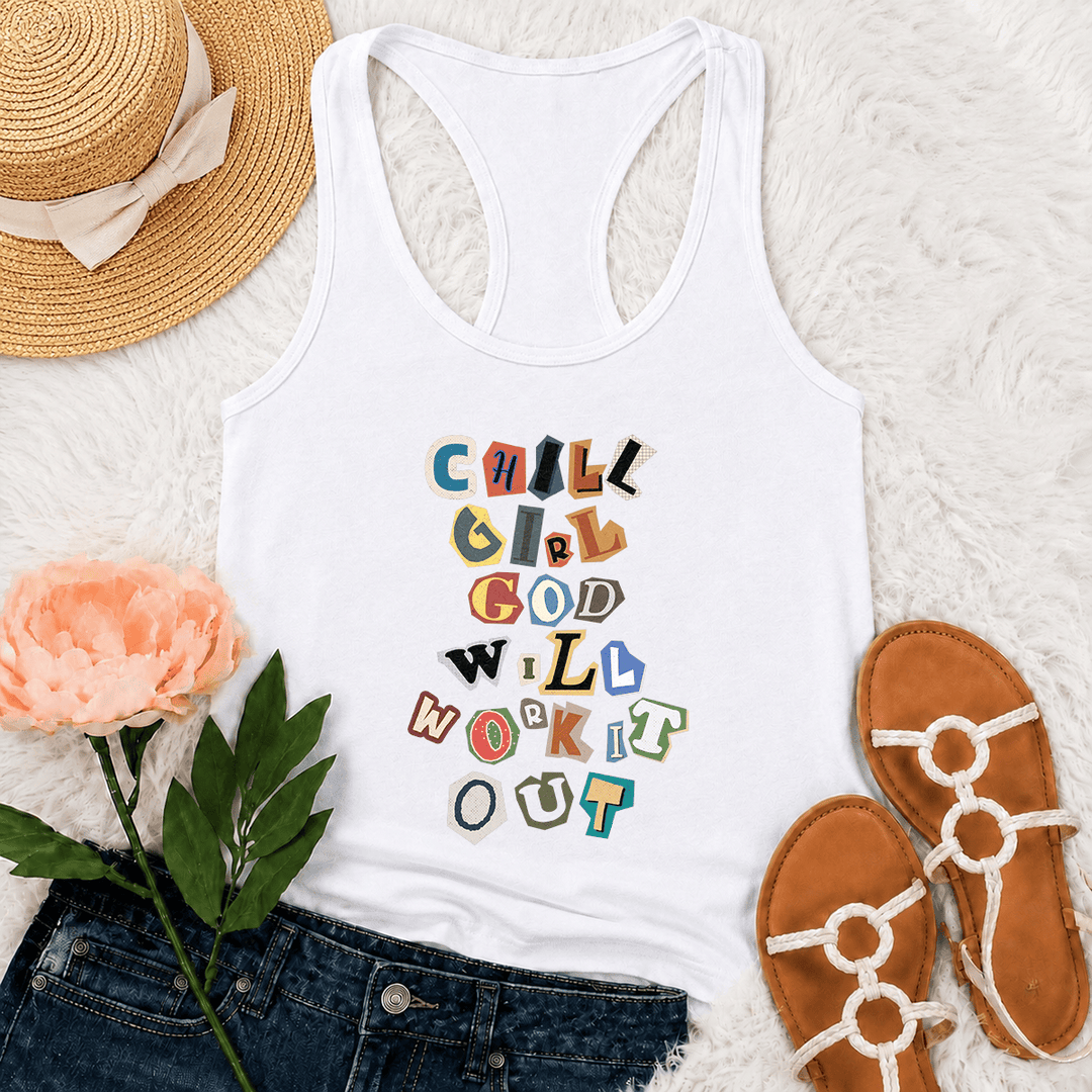Christianartworkshop Débardeur dos nageur graphique à lettres mélangées empilées verticalement, style « Chill Girl God Will Work It Out », avec note de rançon découpée dans du papier. - Blanc - 2XL - image 3