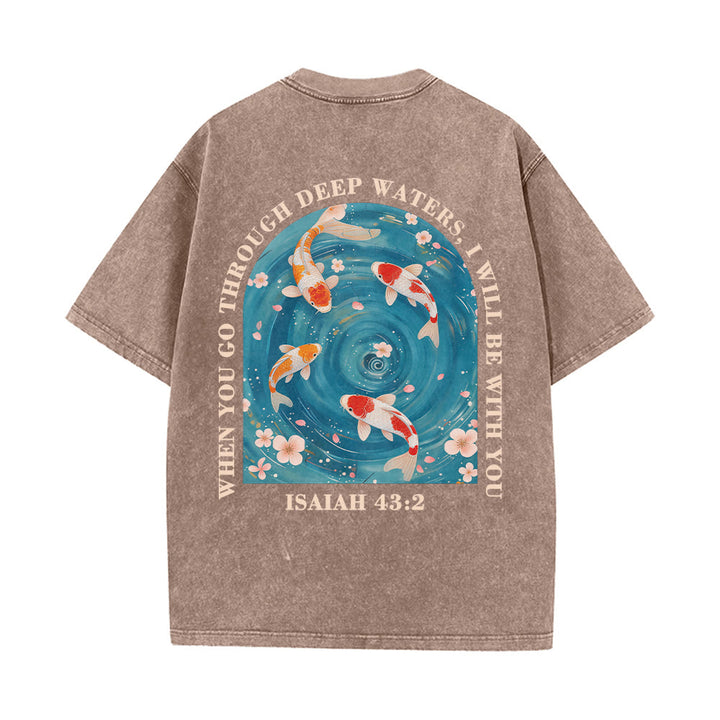 Christianartworkshop T-shirt unisexe double face lavé avec inscription en arc de cercle, motif floral de carpes koï orientales (Ésaïe 43:2). - image 23