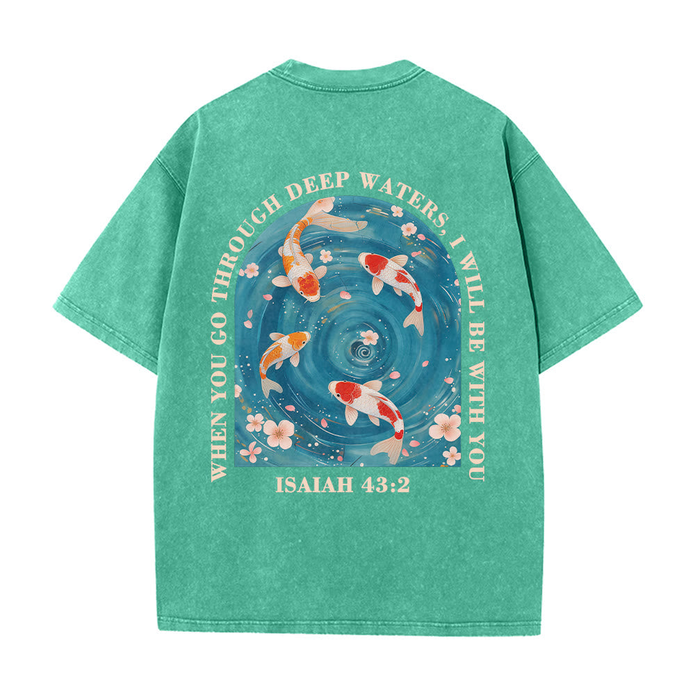 Christianartworkshop T-shirt unisexe double face lavé avec inscription en arc de cercle, motif floral de carpes koï orientales (Ésaïe 43:2). - image 5