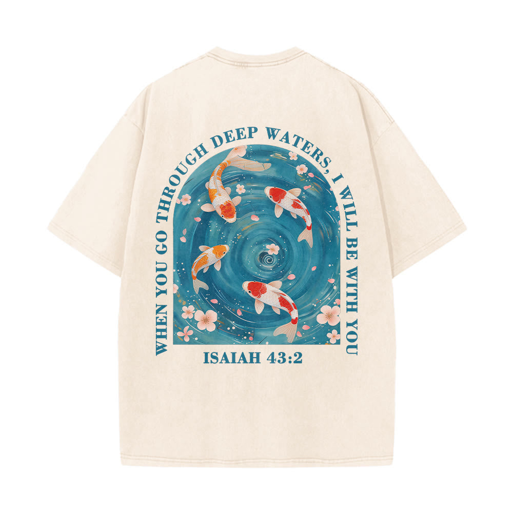 Christianartworkshop T-shirt unisexe double face lavé avec inscription en arc de cercle, motif floral de carpes koï orientales (Ésaïe 43:2). - image 2