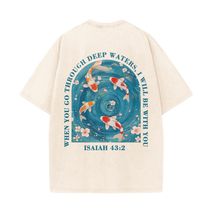 Christianartworkshop T-shirt unisexe double face lavé avec inscription en arc de cercle, motif floral de carpes koï orientales (Ésaïe 43:2). - image 2