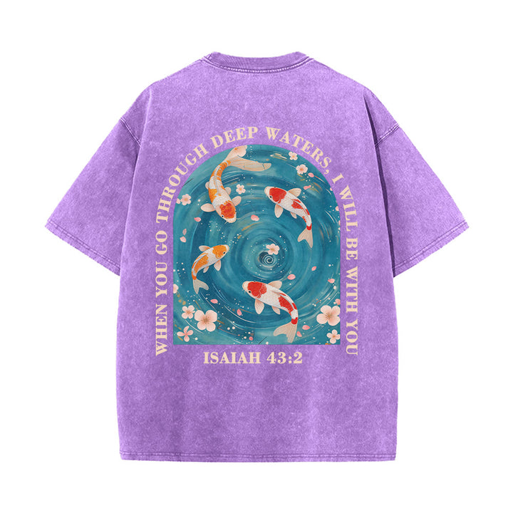 Christianartworkshop T-shirt unisexe double face lavé avec inscription en arc de cercle, motif floral de carpes koï orientales (Ésaïe 43:2). - image 8