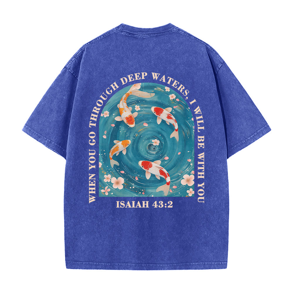 Christianartworkshop T-shirt unisexe double face lavé avec inscription en arc de cercle, motif floral de carpes koï orientales (Ésaïe 43:2). - image 16
