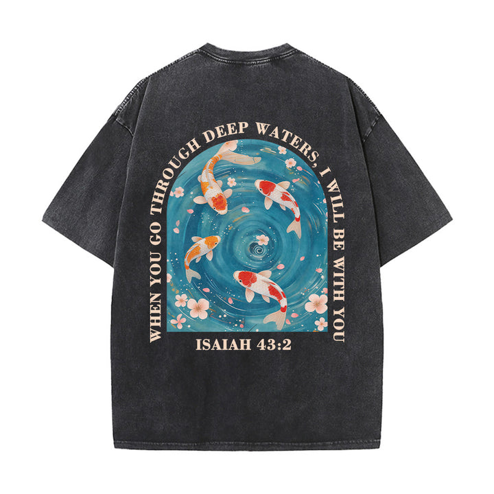 Christianartworkshop T-shirt unisexe double face lavé avec inscription en arc de cercle, motif floral de carpes koï orientales (Ésaïe 43:2). - image 11