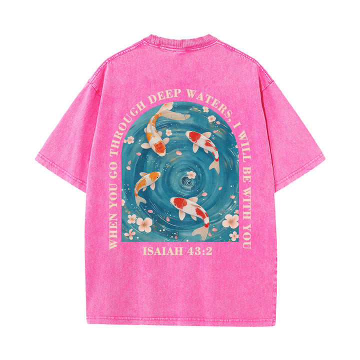 Christianartworkshop T-shirt unisexe double face lavé avec inscription en arc de cercle, motif floral de carpes koï orientales (Ésaïe 43:2). - image 14