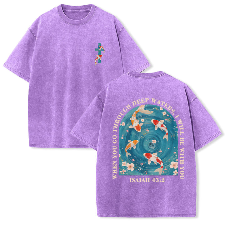 Christianartworkshop T-shirt unisexe double face lavé avec inscription en arc de cercle, motif floral de carpes koï orientales (Ésaïe 43:2). - Violet - 5XL - image 6